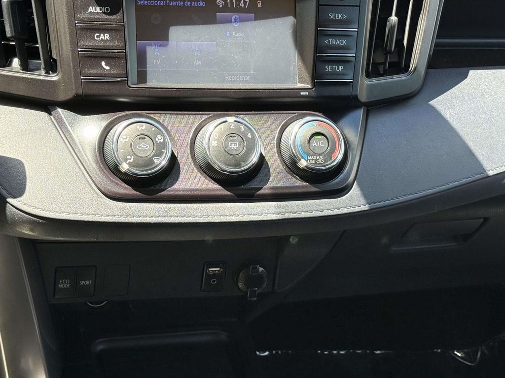 2018 Toyota RAV4 LE - Photo 20