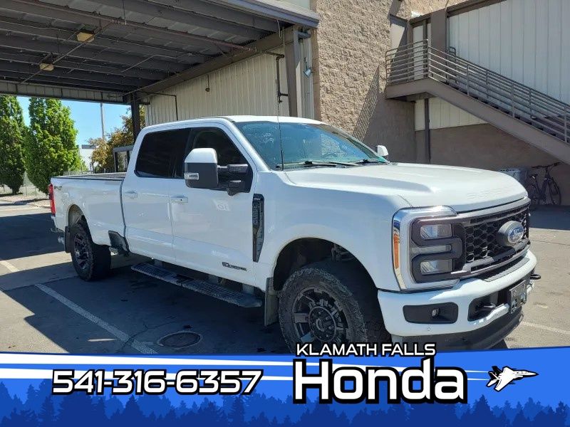 Oxford White 2023 Ford F-250 Super Duty Lariat Crew Cab 4WD Pickup Truck Four-Wheel Drive Automatic