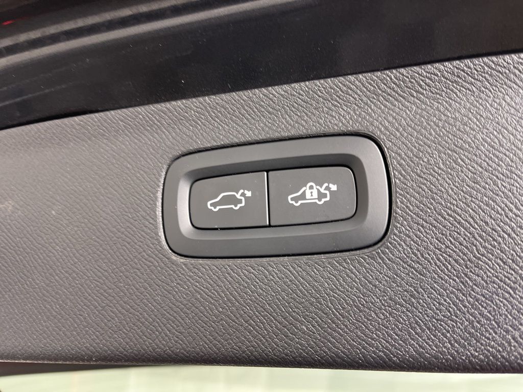 Thumbnail: 2022 Volvo XC90 - 14