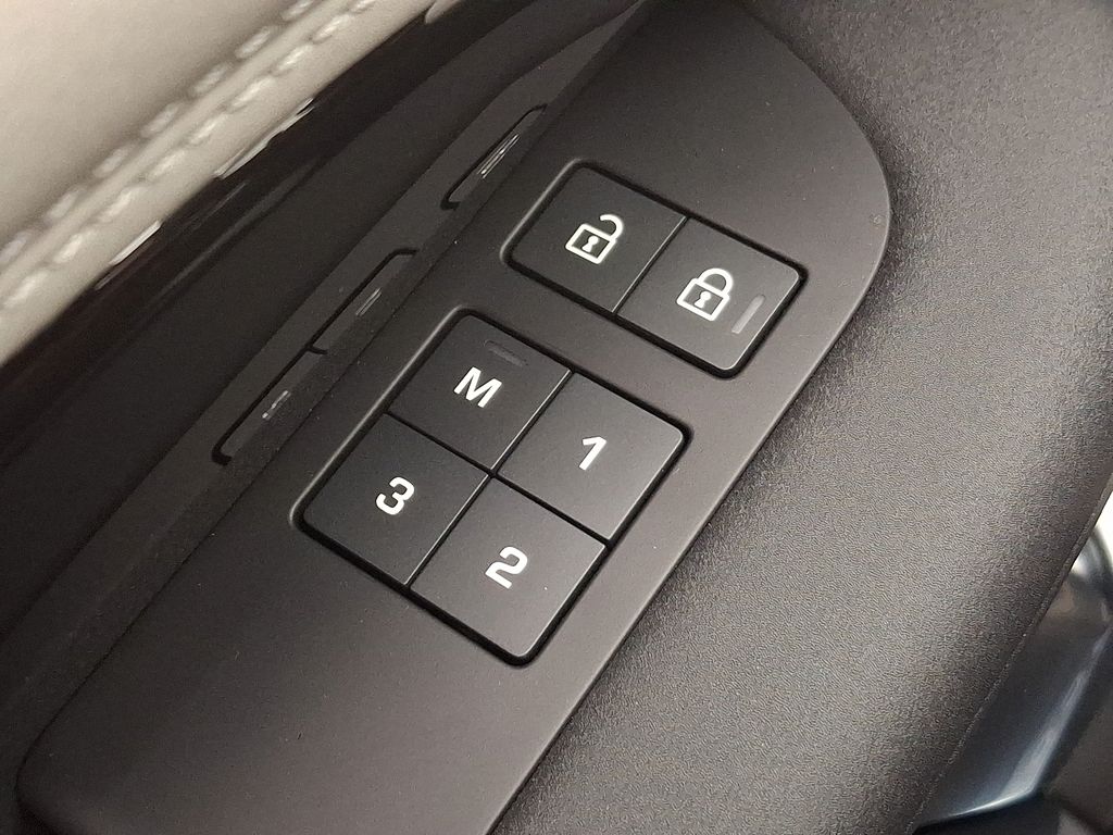 Thumbnail: 2026 Land Rover Discovery - 20