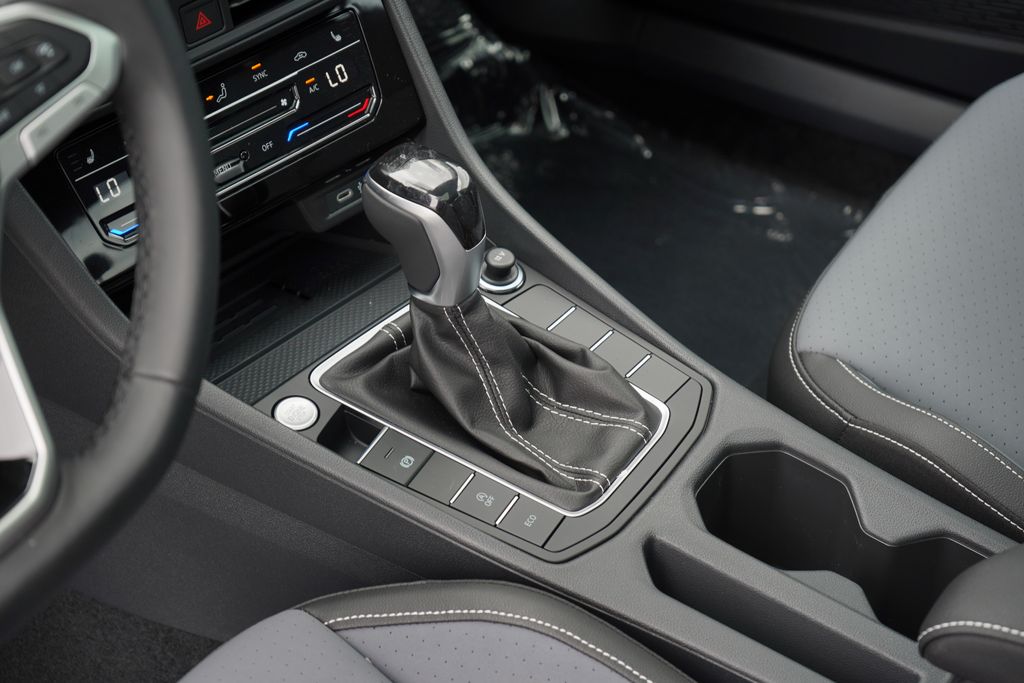 2025 Volkswagen Jetta SE 9