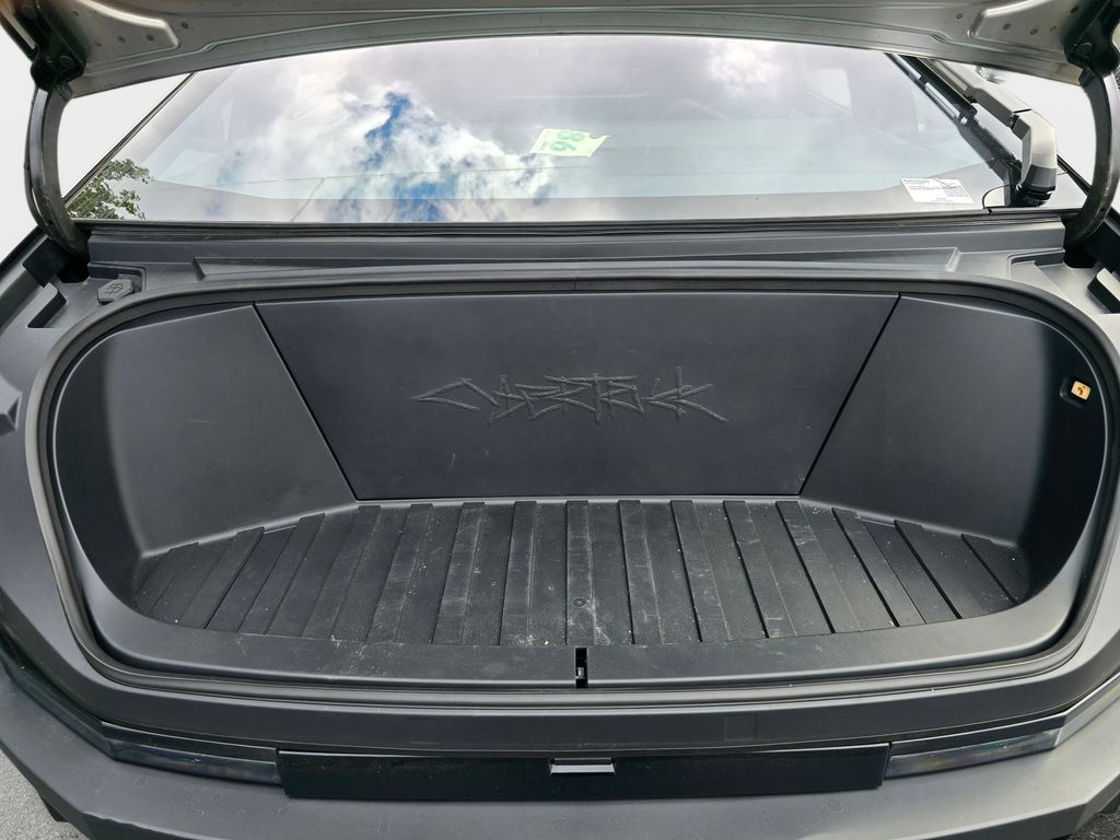 Used 2024  Tesla Base image 31