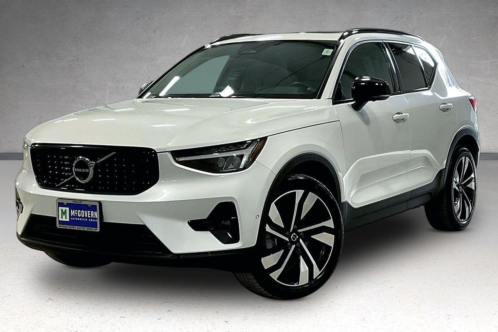 Crystal White Metallic 2024 Volvo XC40 B5 Plus Dark Theme AWD SUV / Crossover All-Wheel Drive Automatic