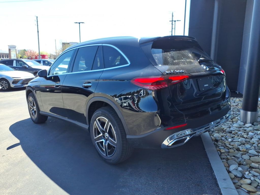 New 2026 Black Mercedes-Benz GLC 300 image 4