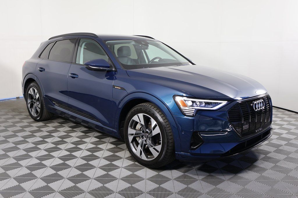 Thumbnail: 2022 Audi e-tron - 3