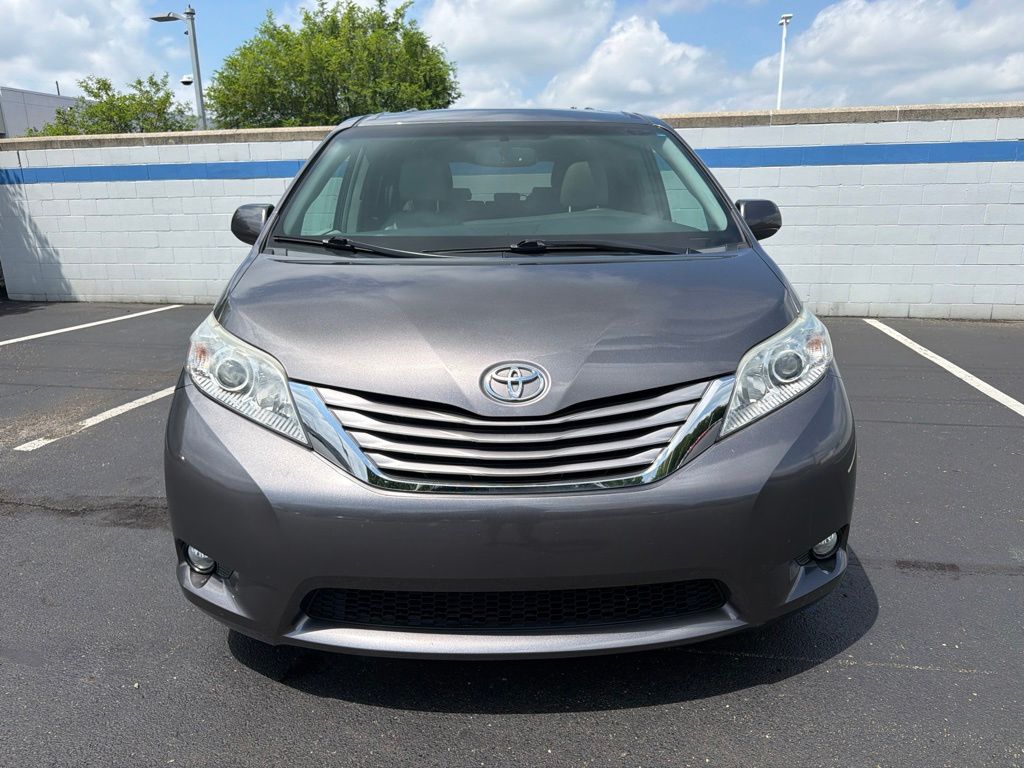 Thumbnail: 2017 Toyota Sienna - 8
