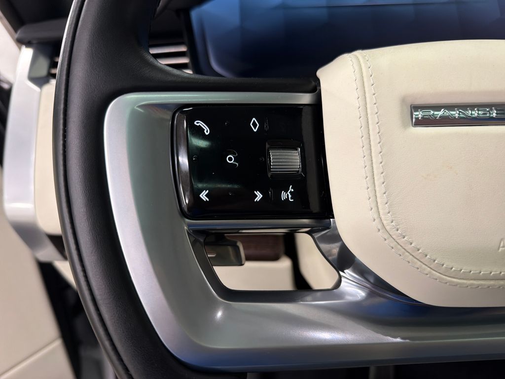 Used 2025  Land Rover SE image 19