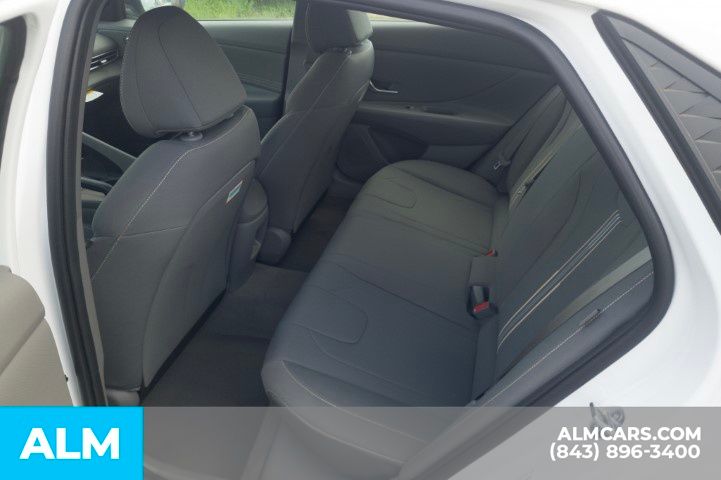 Used 2025 White Hyundai SEL Sport image 16