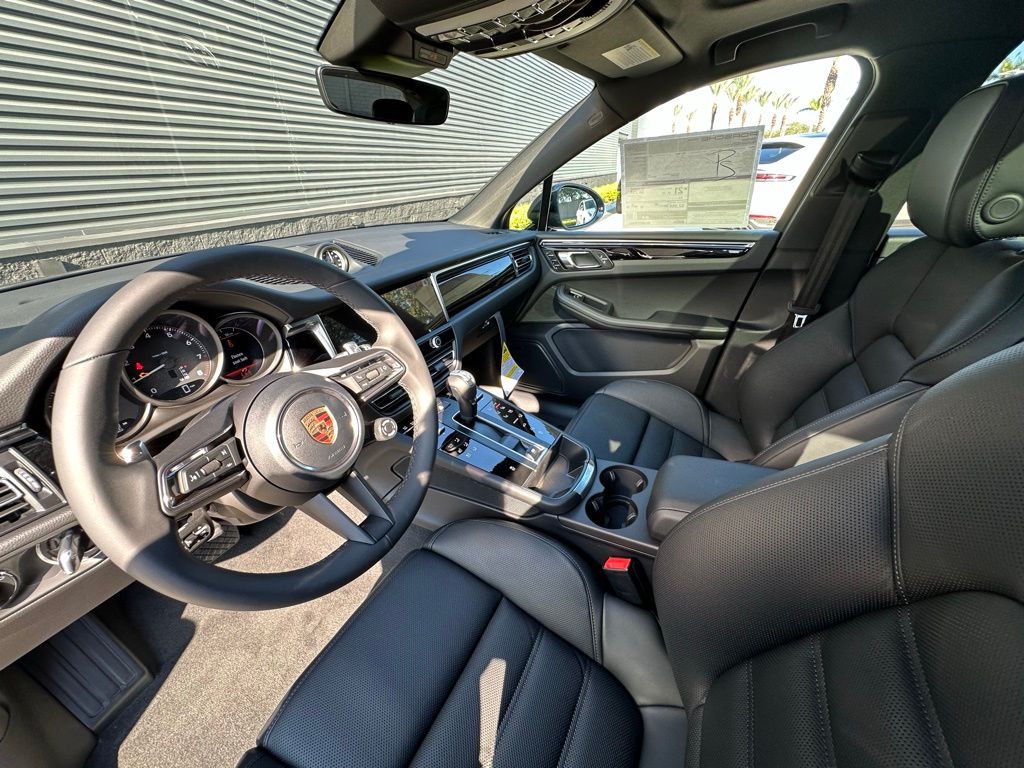 Thumbnail: 2026 Porsche Macan - 4