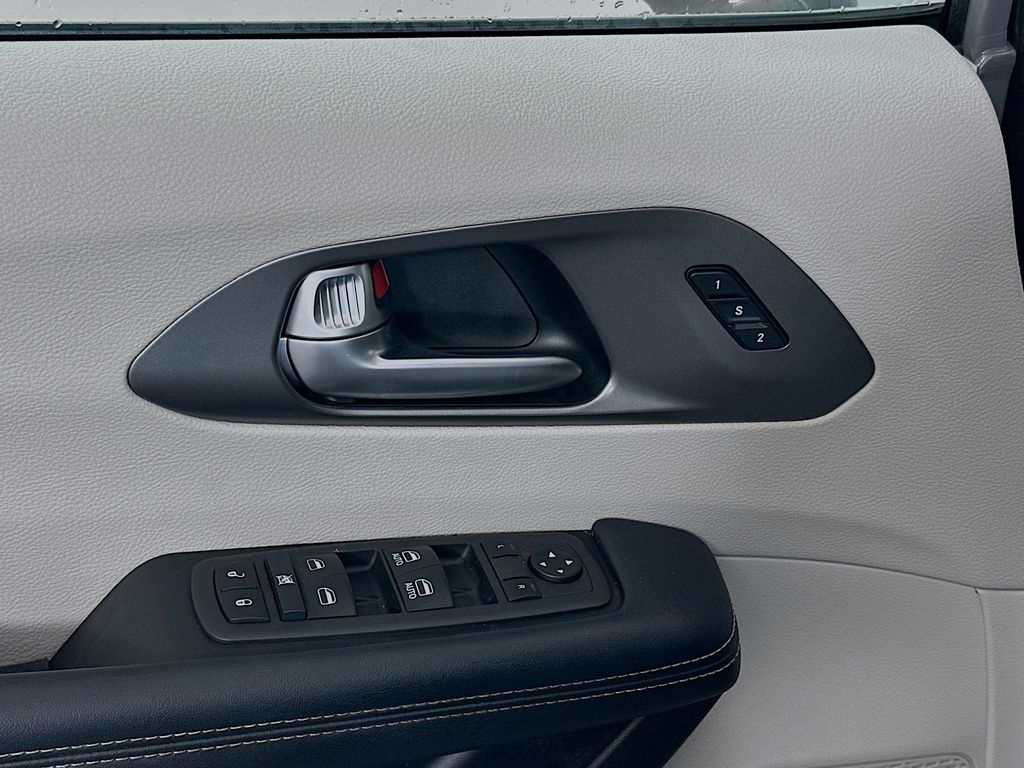 Thumbnail: 2022 Chrysler Pacifica - 17