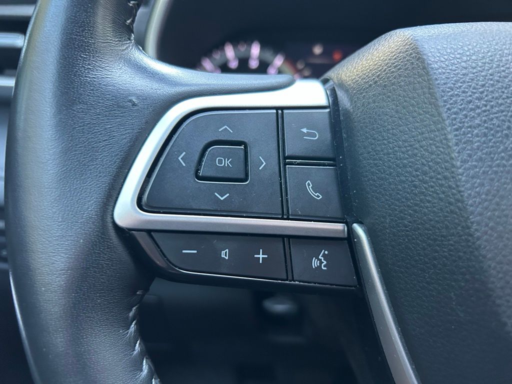 Thumbnail: 2023 Toyota Highlander - 20