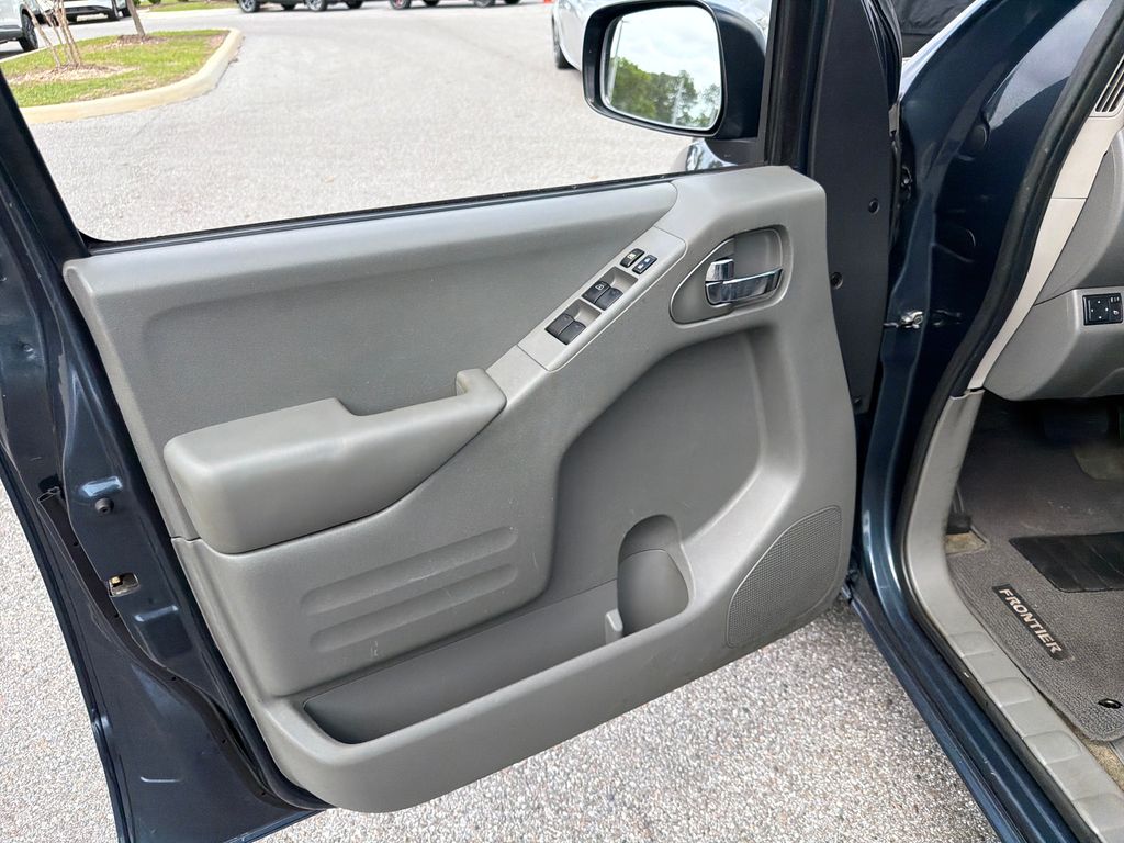 Used 2017 Nissan Frontier SV 4D Crew Cab