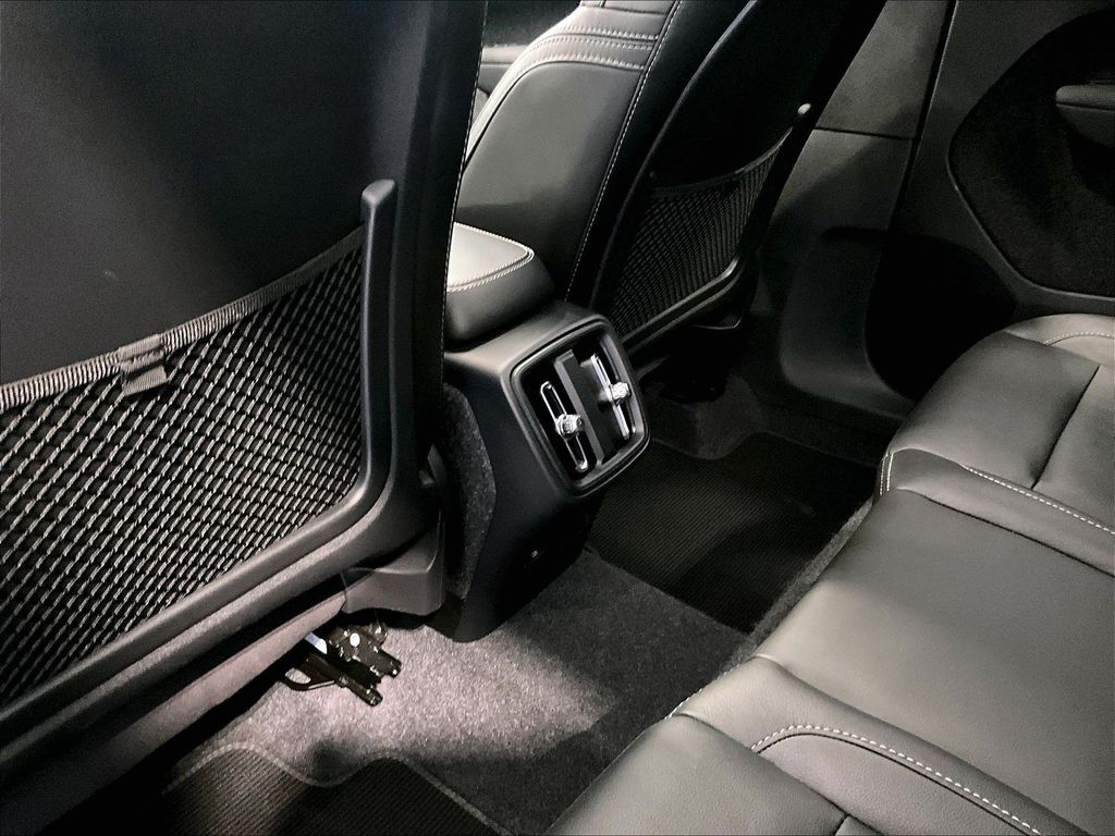 2025 Volvo XC40 — photo 23