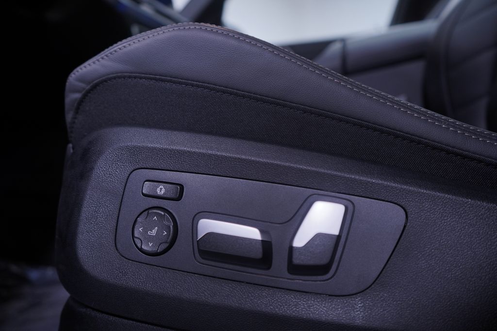 2025 BMW X5 xDrive40i 12