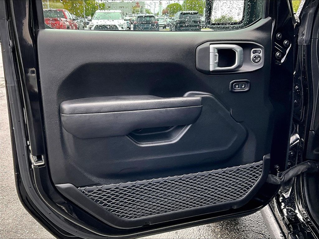 2024 Jeep Wrangler — photo 9