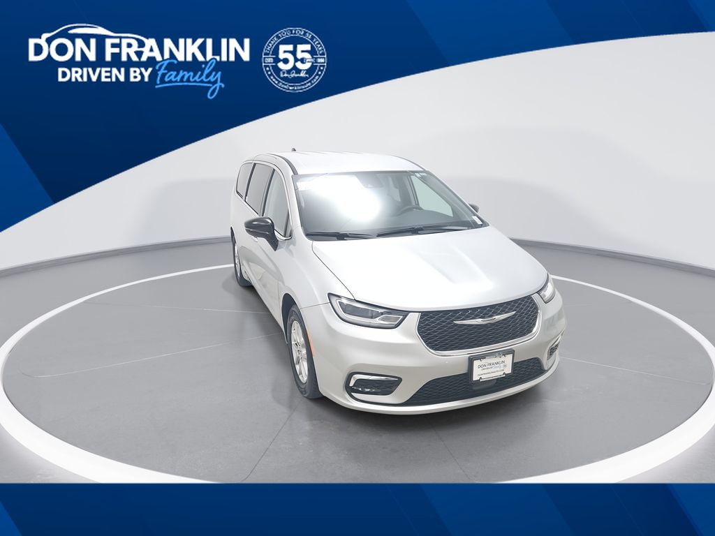 2024 Chrysler Pacifica Touring L's photo