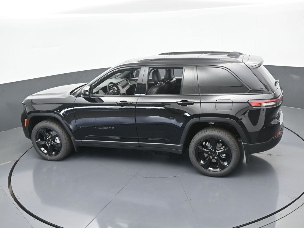 New 2025 Diamond Black Crystal Pearlcoat Jeep Limited image 45