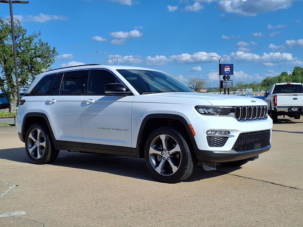 Bright White Clearcoat 2023 Jeep Grand Cherokee Limited 4WD SUV / Crossover Four-Wheel Drive 8-Speed Automatic