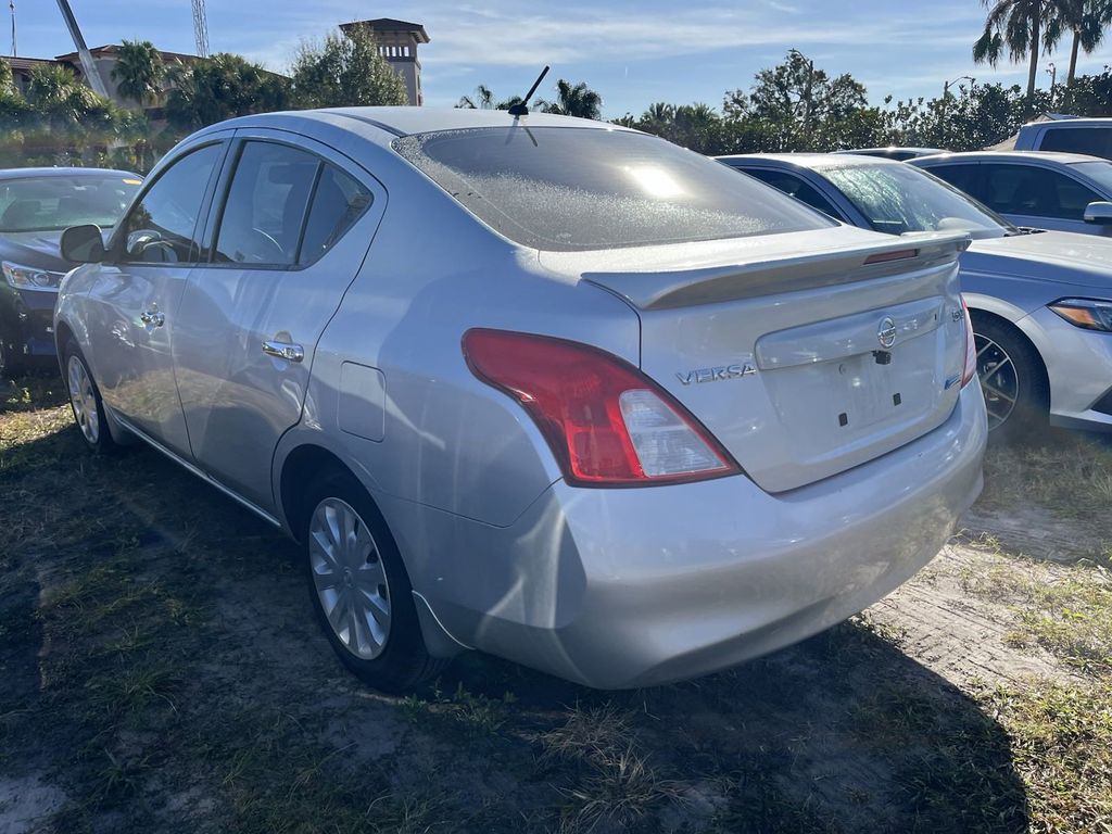 2014 Nissan Versa 1.6 SV 5