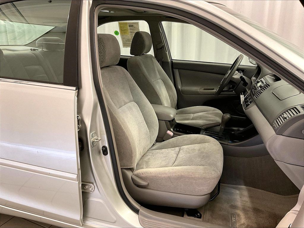 2004 Toyota Camry — photo 11