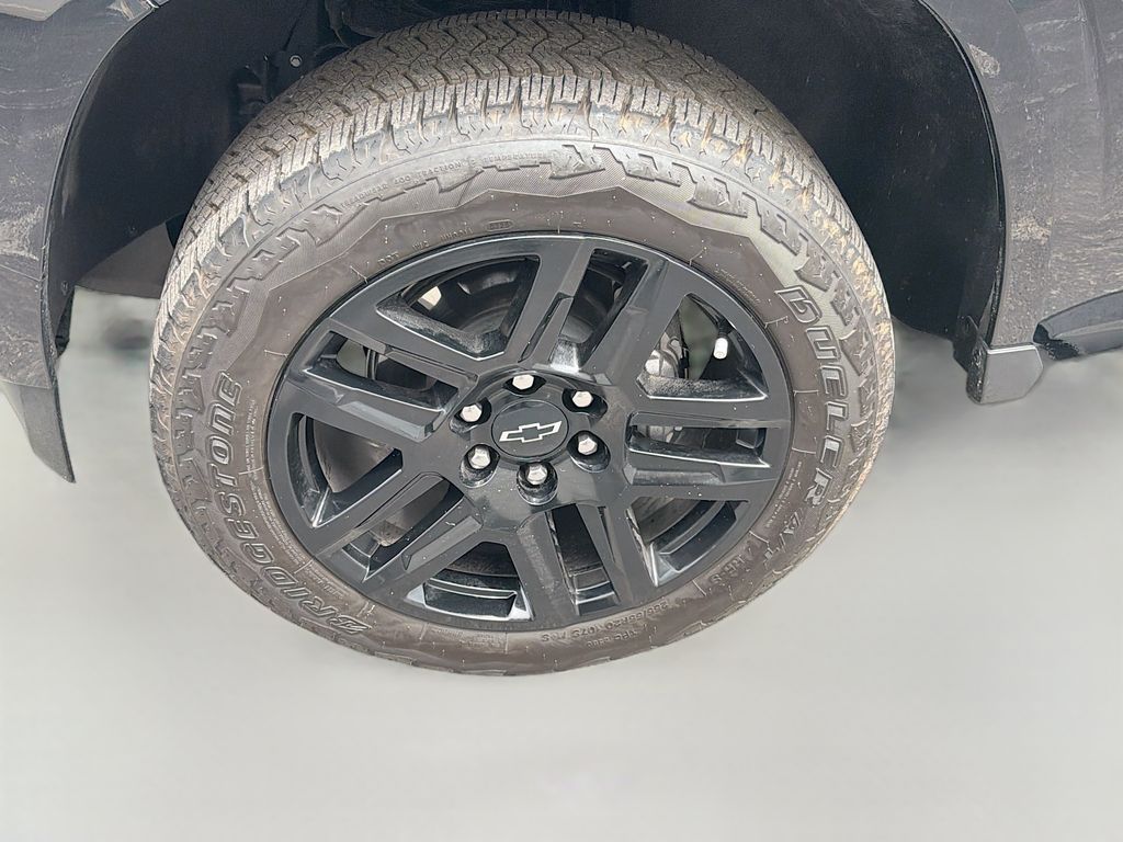 Used 2025 Black Chevrolet Z71 image 31