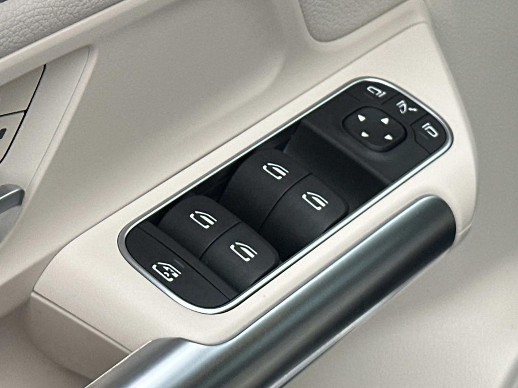 Thumbnail: 2022 Mercedes-Benz GLA - 30