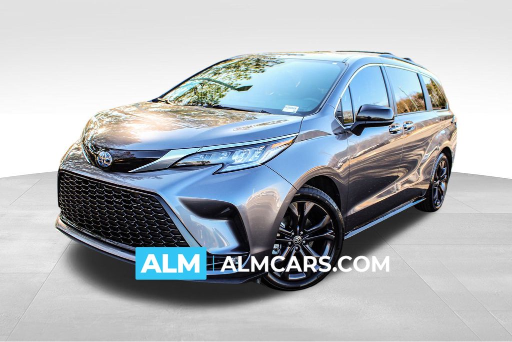 2022 Toyota Sienna XSE's photo