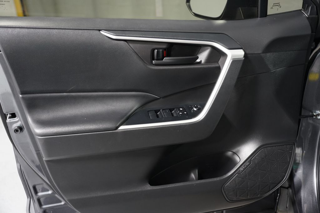 2022 Toyota RAV4 LE 27