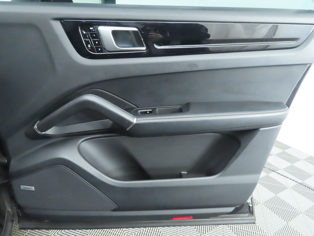 Thumbnail: 2019 Porsche Cayenne - 26