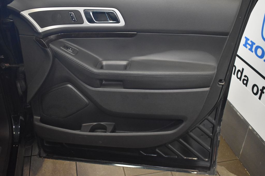 Thumbnail: 2014 Ford Explorer - 32