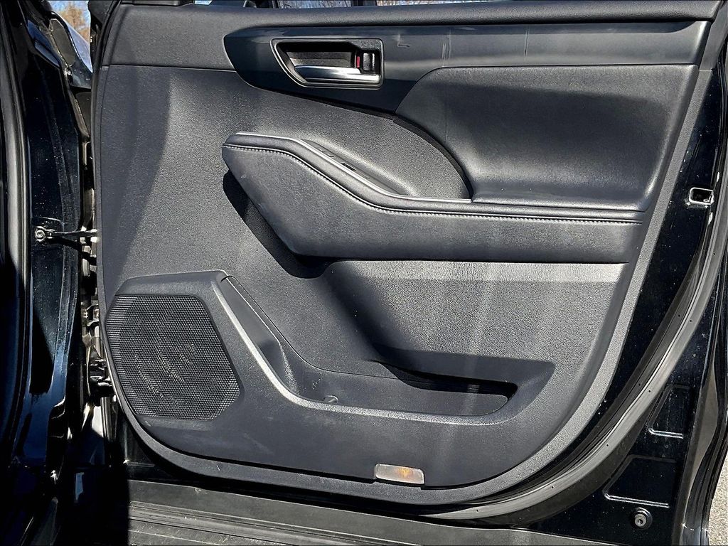 2021 Toyota Highlander — photo 11