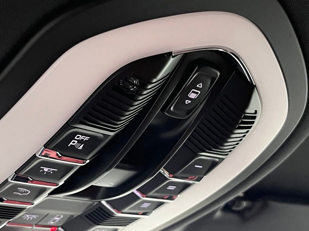 Thumbnail: 2023 Porsche Macan - 27