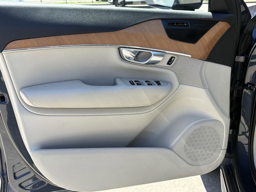 Used 2022 Denim Blue Metallic Volvo T6 Momentum image 10