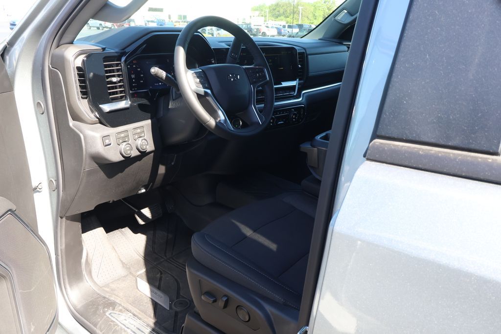 Thumbnail: 2026 Chevrolet Silverado 1500 - 13