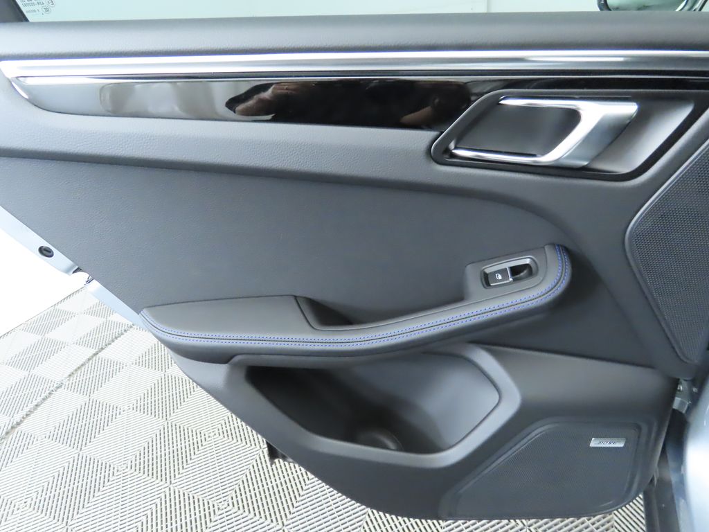 Thumbnail: 2025 Porsche Macan - 27