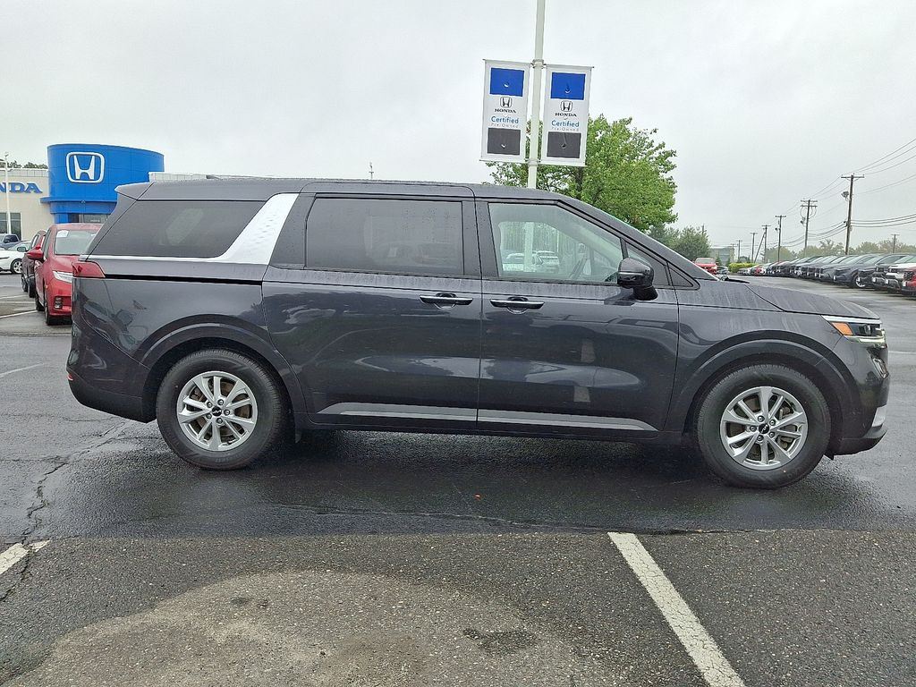 Thumbnail: 2023 Kia Carnival - 7