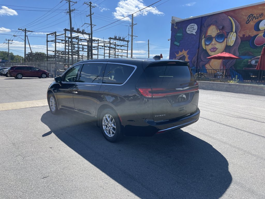 Used 2024 Chrysler Pacifica Van
