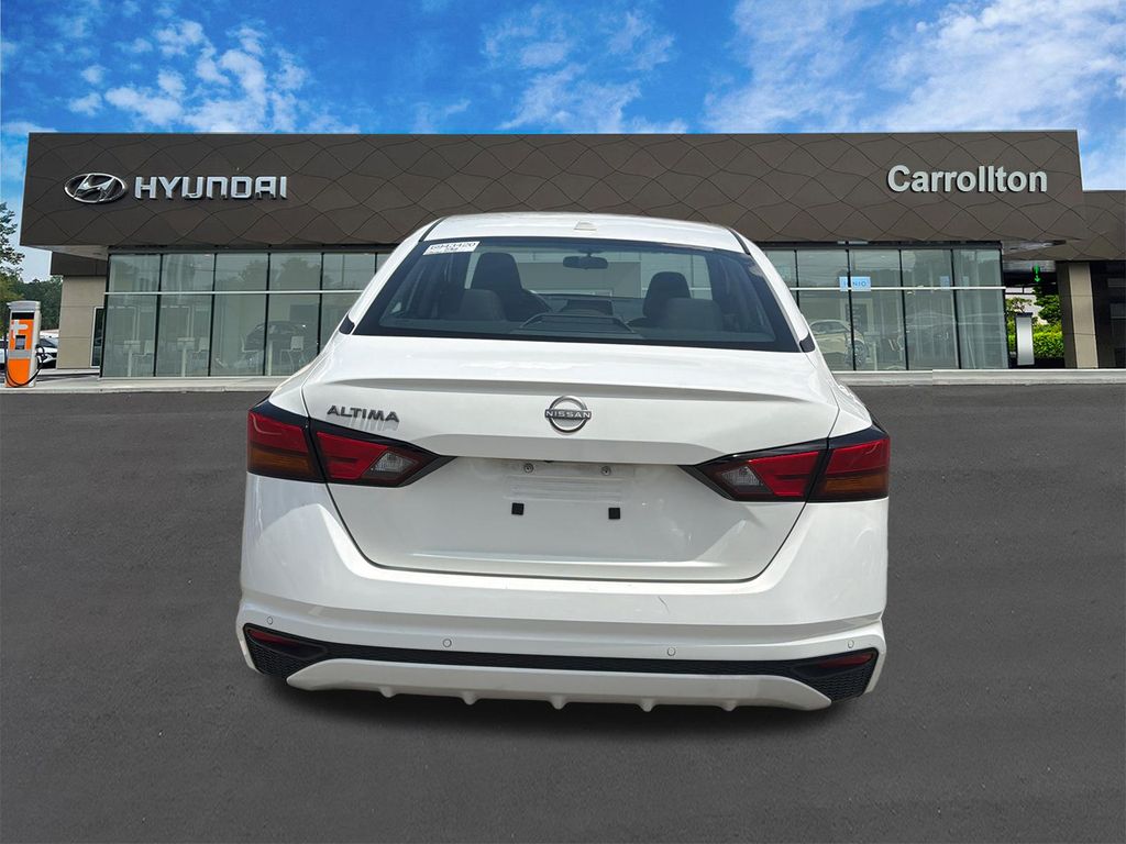 Used 2025 White Nissan 2.5 SV image 6