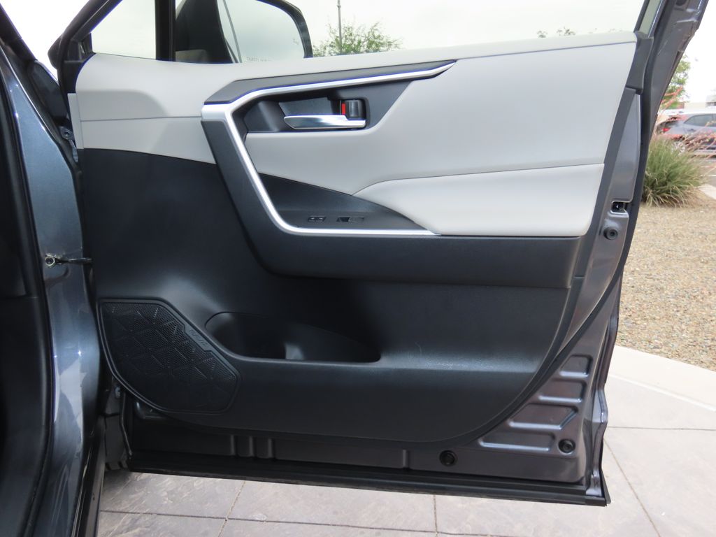 2022 Toyota RAV4 XLE 24