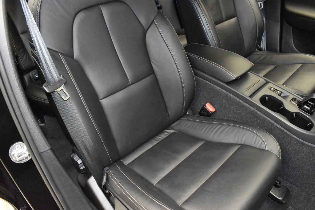2023 Volvo XC40 B5 Core 24