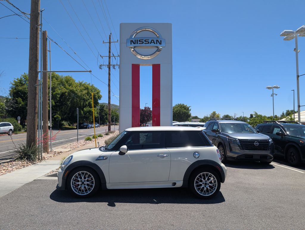Pepper White 2012 MINI Cooper Hatchback Front-Wheel Drive 6-Speed Manual Overdrive