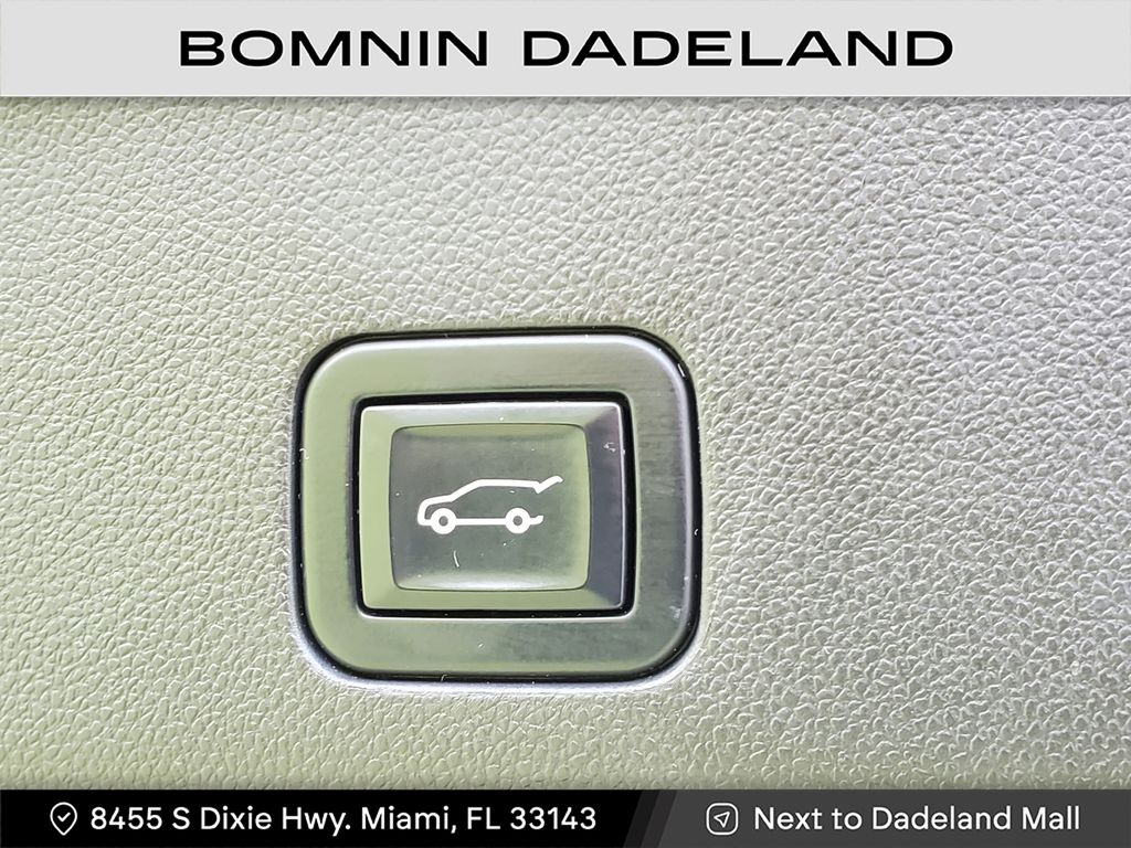 2022 Chevrolet Suburban High Country photo