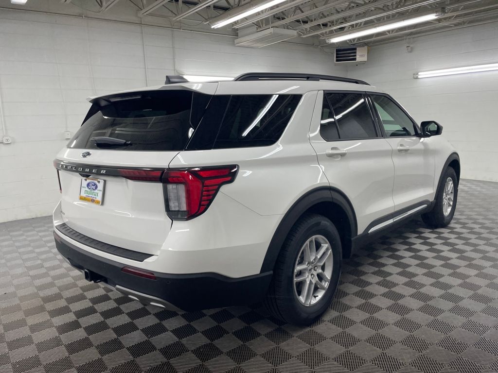 2025 Ford Explorer photo 2