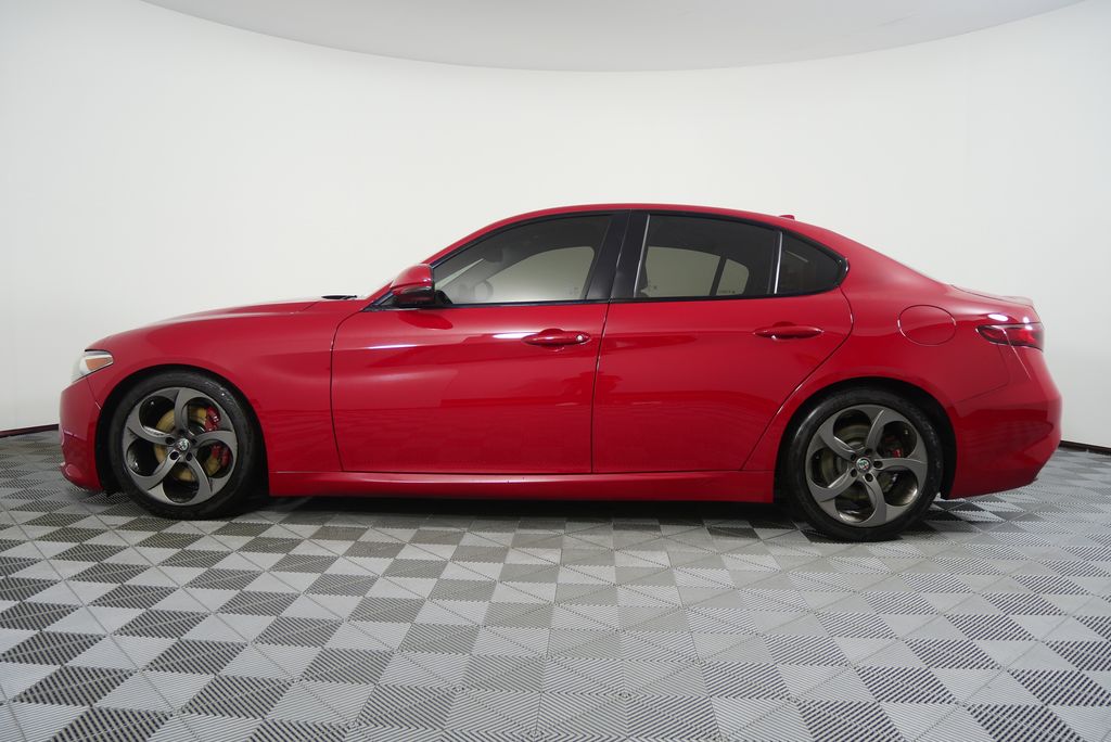 Thumbnail: 2019 Alfa Romeo Giulia - 6