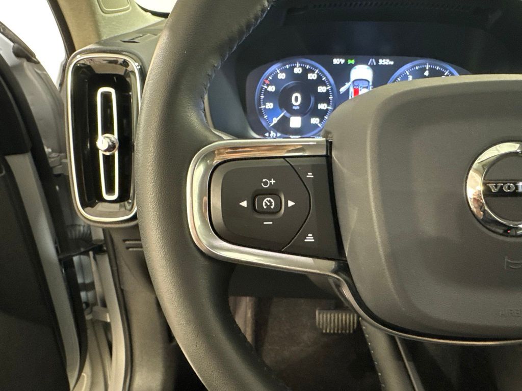 Used 2020 Silver Volvo Momentum image 9