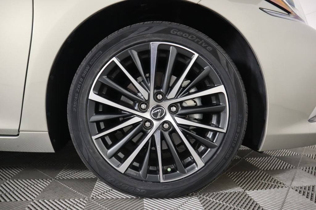 2024 Lexus ES Hybrid 300h 32