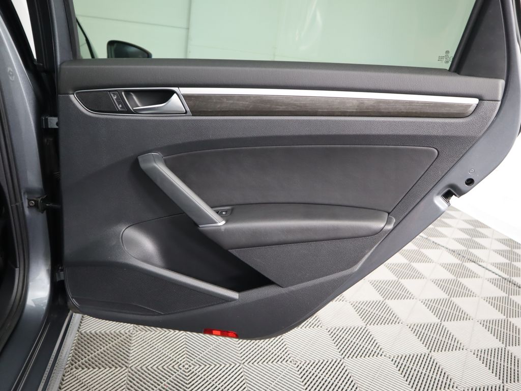 2017 Volkswagen Passat SE 26