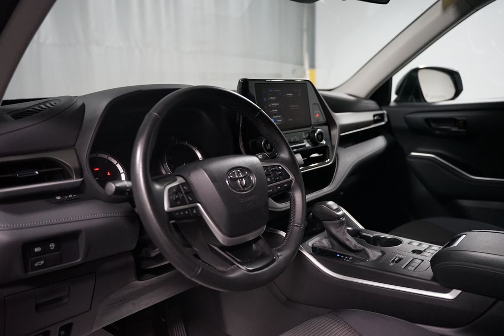 Thumbnail: 2024 Toyota Highlander - 15