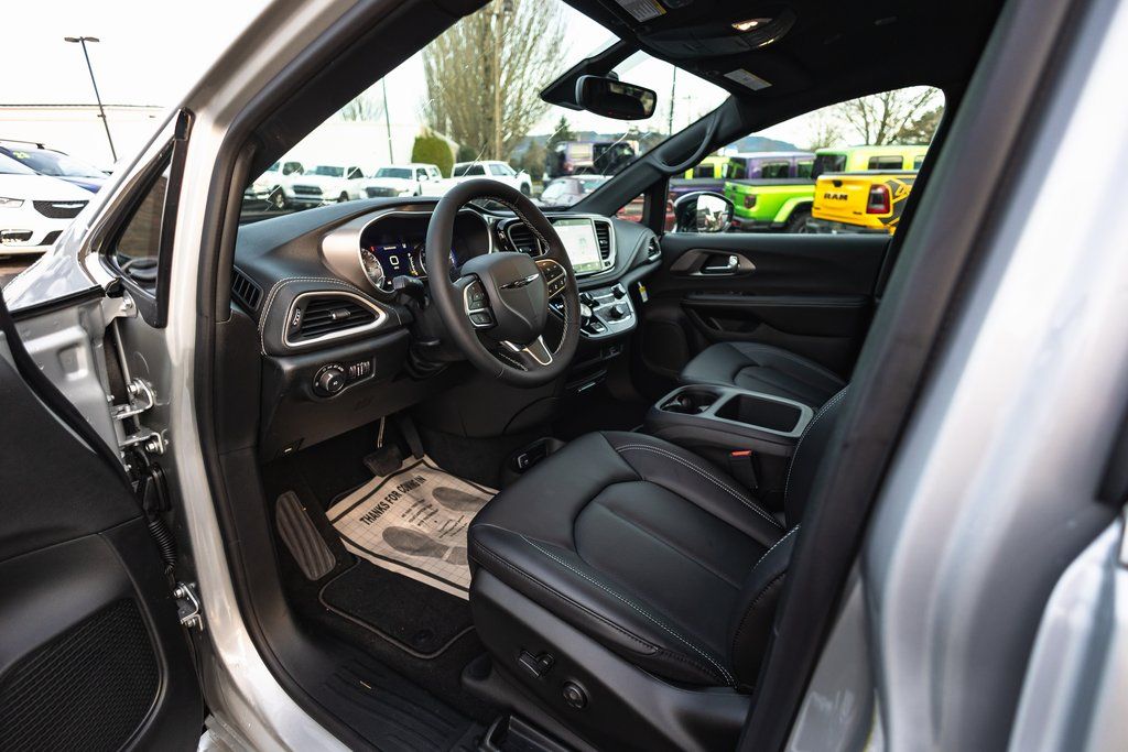 2026 Chrysler Pacifica Select thumbnail 18