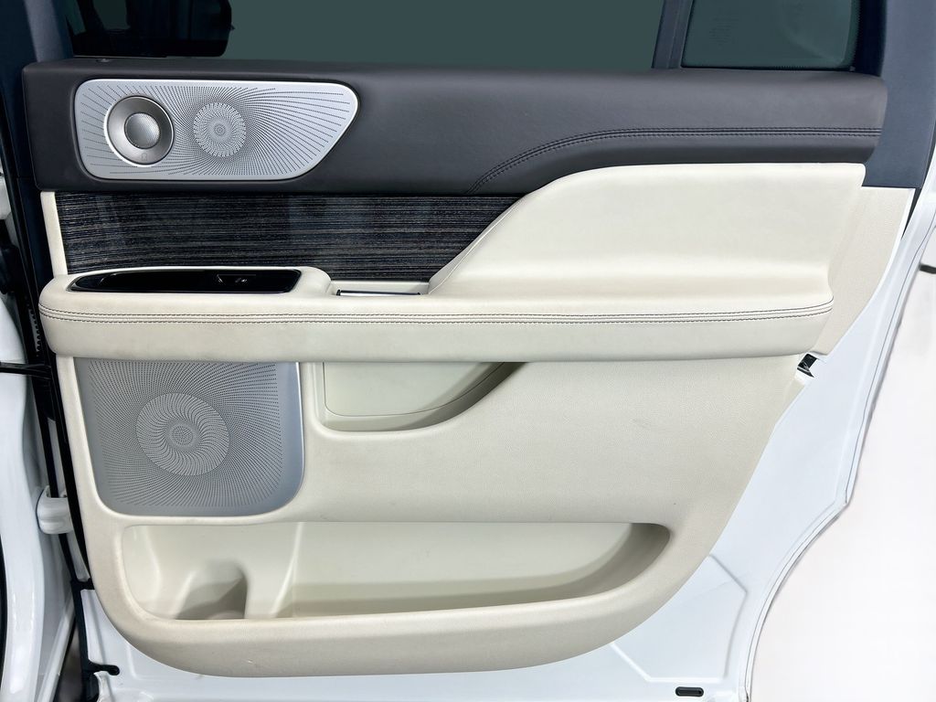 Thumbnail: 2023 Lincoln Navigator L - 29